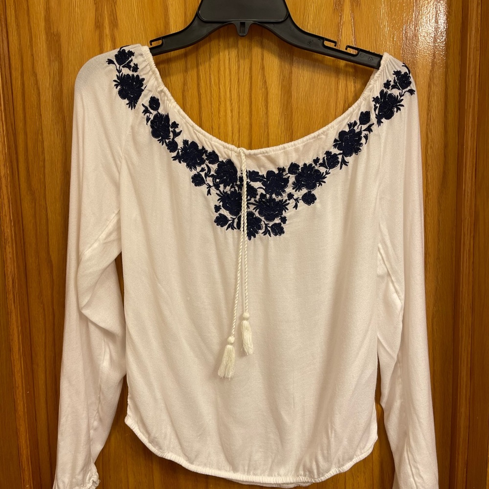 Women's NWOT White Hollister Off The Shoulder Embroidered Top with Tassels